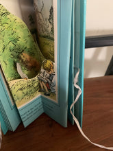 Pooh Goes Visiting - A Pooh Carousel Book