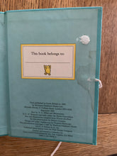 Pooh Goes Visiting - A Pooh Carousel Book