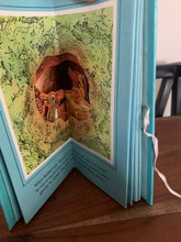 Pooh Goes Visiting - A Pooh Carousel Book